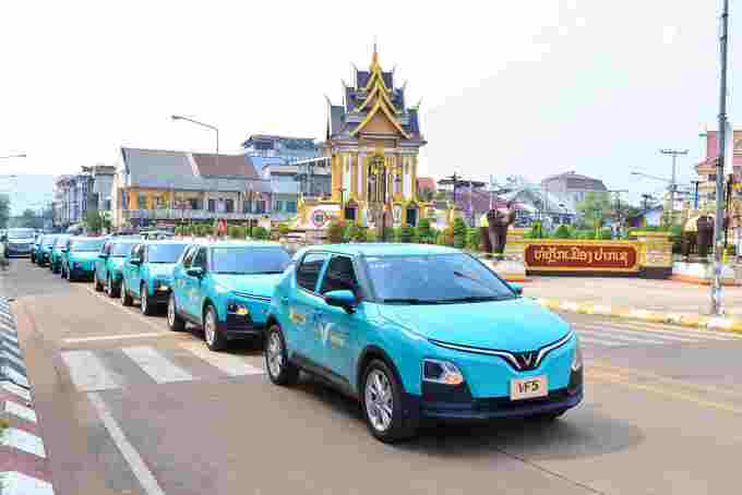 Xanh SM Lào đang triển khai đội xe với gần 500 xe VinFast VF 5 trong màu xanh đặc trưng