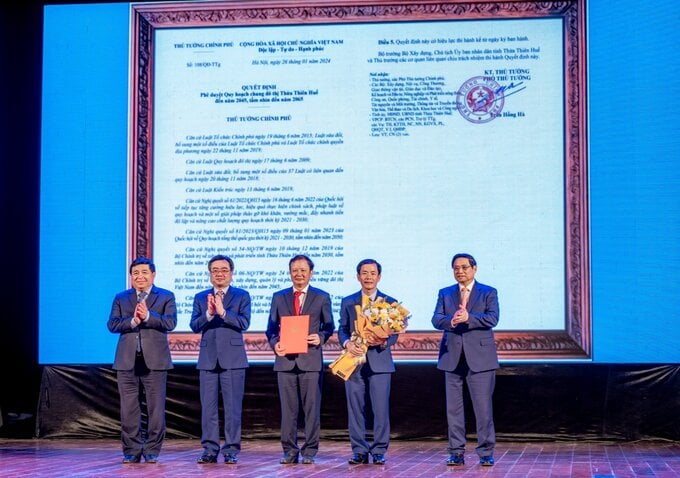 Thủ tướng Chính phủ Phạm Minh Chính trao Quyết định và tặng hoa chúc mừng tỉnh Thừa Thiên Huế.