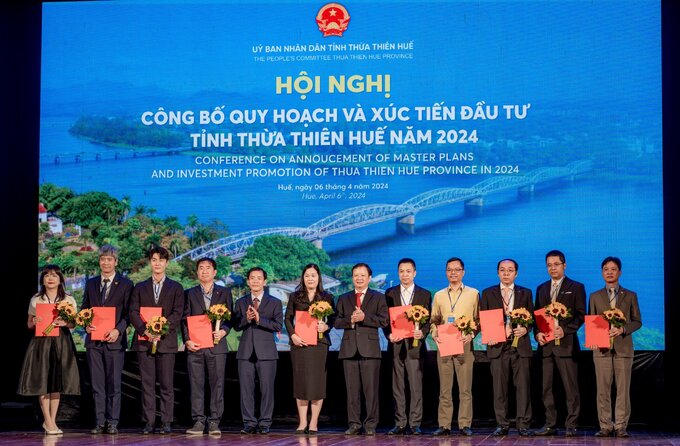 Tỉnh Thừa Thiên Huế trao quyết định chấp thuận chủ trương đầu tư với các dự án đang nghiên cứu và thực hiện trên địa bàn tỉnh với tổng vốn đăng ký 113.500 tỷ đồng.
