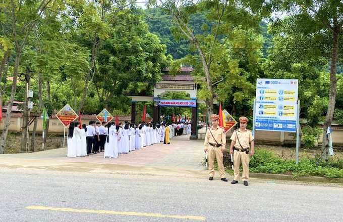 Công an tỉnh Quảng Bình tăng cường đảm bảo TTATGT cho học sinh trong tỉnh hình mới.