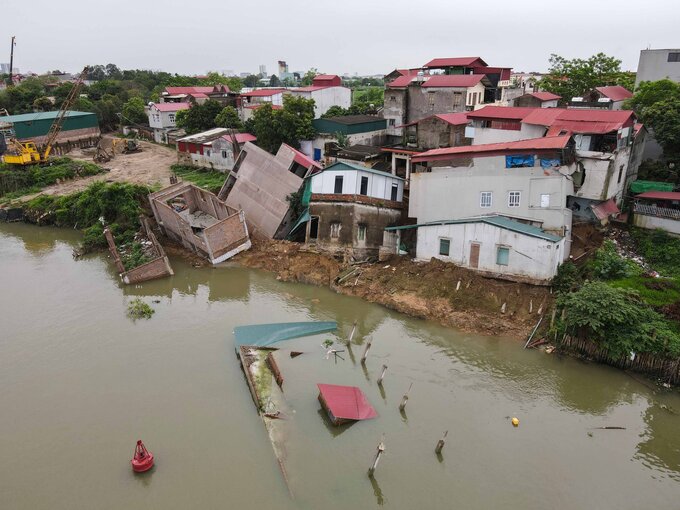 Rạng sáng ngày 7/4, tại vị trí từ K49+750 ÷ K49+815 đê hữu Cầu, khu Vạn Phúc, phường Vạn An, TP Bắc Ninh xảy ra sự cố sụt lún bờ sông, gây sạt lở 6 nhà ở của 5 hộ dân nơi đây.