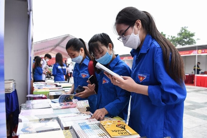 Ngày Sách luôn thu hút được sự quan tâm, tìm hiểu của đông đảo đoàn viên, học sinh trong tỉnh.