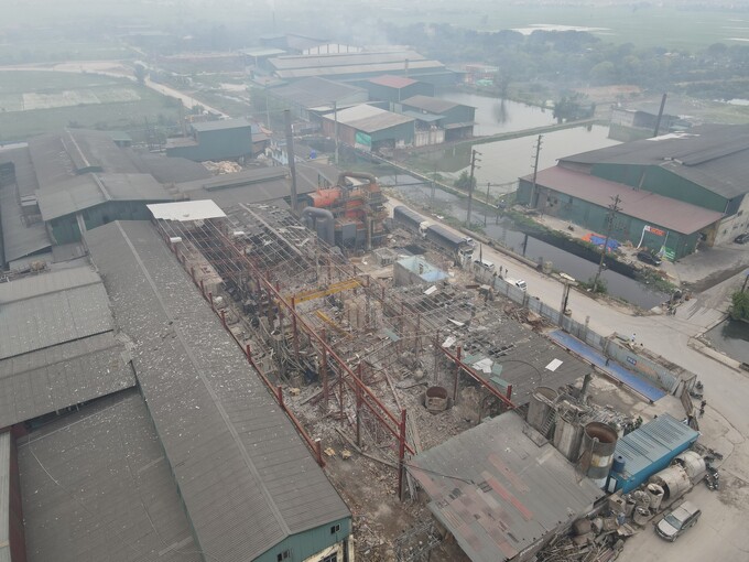 Hiện trường nhà máy giấy tan hoang sau vụ nổ.