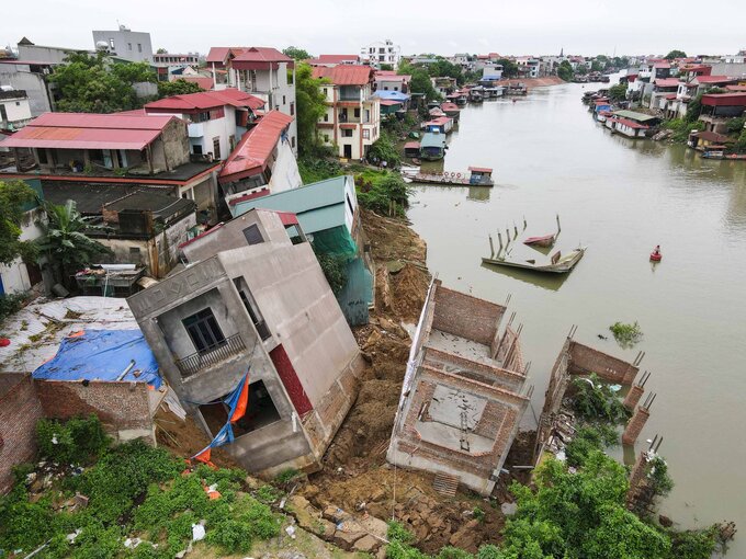 6 ngôi nhà dân ở khu Vạn Phúc, thành phố Bắc Ninh, tỉnh Bắc Ninh đã bị sụt lún xuống sông Cầu, gây thiệt hại lớn về tài sản.