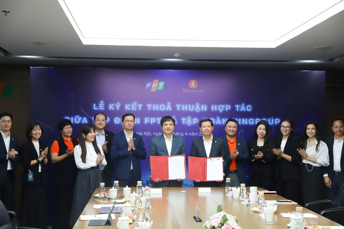 Tổng giám đốc Tập đoàn Vingroup và Tổng giám đốc Tập đoàn FPT ký kết thỏa thuận hợp tác toàn diện về thúc đẩy chuyển đổi xanh tại Việt Nam
