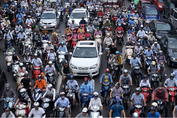 Xe máy vẫn là phương tiện giao thông chính tại Việt Nam