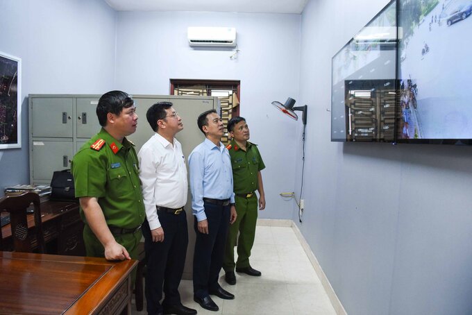 Lãnh đạo TP Từ Sơn cùng các đại biểu tham quan Trung tâm giám sát Camera đặt tại trụ sở Công an phường Phù Chẩn.