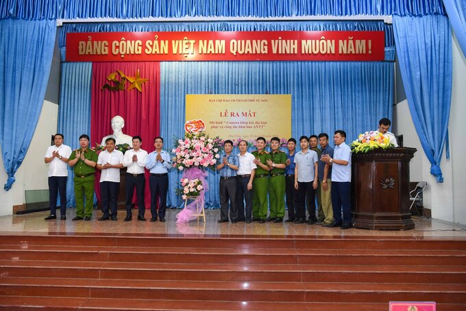 Các đồng chí lãnh đạo TP Từ Sơn tặng hoa chúc mừng phường Phù Chẩn.