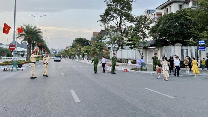 Phòng CSGT Công an Quảng Ninh phân làn đường tại ngã 3 quốc lộ 18 vào đường Nguyễn Văn Cừ, TP Hạ Long. Ảnh: Lê Dũng