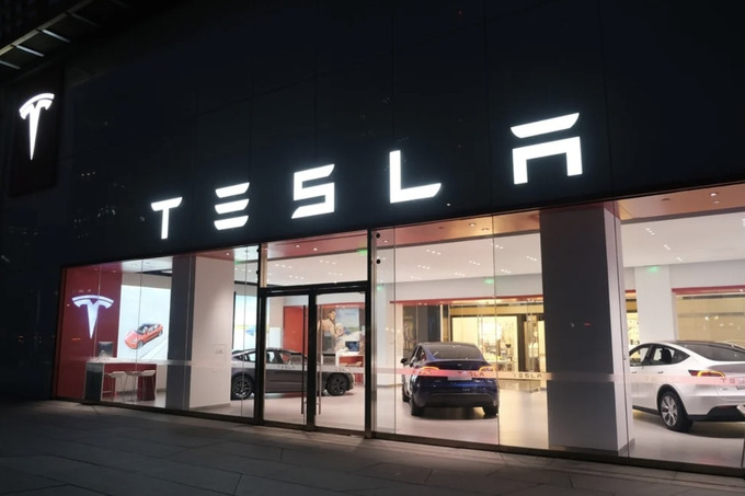 Cửa hàng bán lẻ xe điện Tesla tại Bắc Kinh