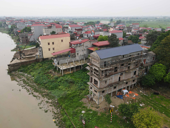 Một ngôi nhà 5 tầng ở xã Tam Đa đang xây dựng, chỉ cách mép nước khoảng 10m.