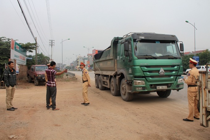 Lực lượng CSGT Bắc Giang kiểm tra xe cơi nới thành thùng