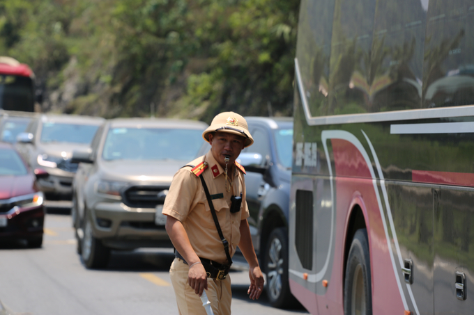 Để đảm bảo giao thông thông suốt, Thiếu tá Trương Đức Hậu đã điều tiết phương tiện để Thiếu tá Nguyễn Đức Thịnh tiến hành đưa phương tiện vào một bãi đất trống. Qua kiểm tra, tổ công tác phát hiện nước làm mát của ô tô 30E gặp vấn đề dẫn tới hiện tượng bo máy