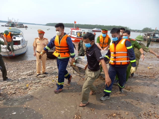 Thi thể nạn nhân cuối cùng trong vụ tai nạn chìm thuyền trên sông Chanh đã được tìm thầy đưa vào bờ bàn giao cho gia đình lo hậu sự. Ảnh: Lê Dũng