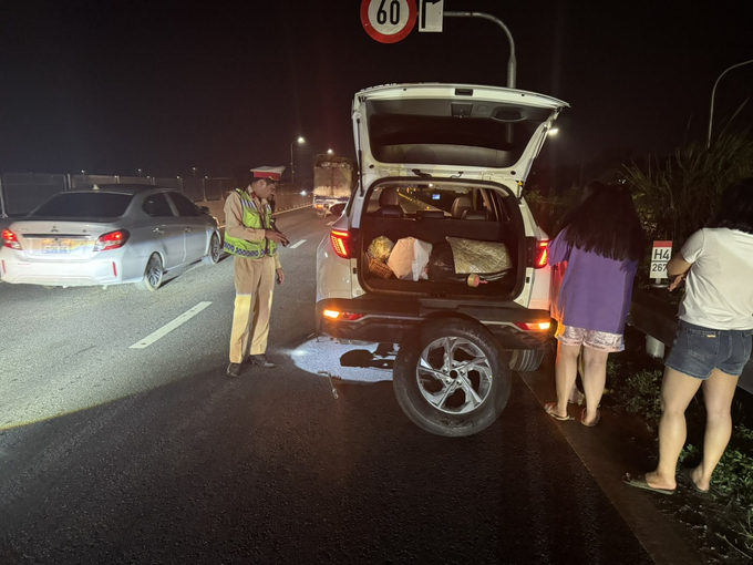 Dù là ban ngày hay đêm khuya, lực lượng CSGT Đội 3 luôn kịp thời có mặt hỗ trợ người dân khi xe gặp sự cố trên đường