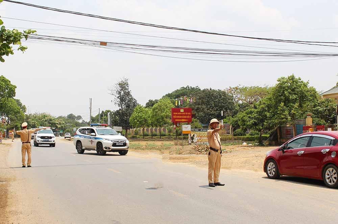 Phòng CSGT Công an tỉnh Sơn La phân luồng đảm bảo giao thông trên QL.6 cho các đoàn thực hiện nhiệm vụ tại Điện Biên
