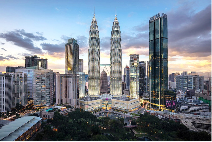 Tháp đôi Petronas tại Thủ đô Kuala Lampur (Malaysia), từng giữ danh hiệu tòa nhà cao nhất thế giới vào thời điểm khánh thành,và hiện vẫn là tòa tháp đôi cao nhất thế giới