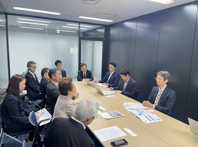 Ông Takashi Yanai và bà Nguyễn Thị Nga thảo luận cùng ông Hajime Wakuda tại Tokyo ngày 24-4-2024