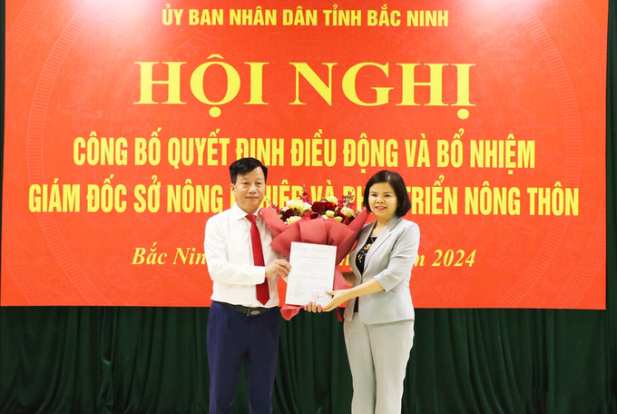Chủ tịch UBND tỉnh Bắc Ninh Nguyễn Hương Giang trao quyết định và tặng hoa chúc mừng ông Nguyễn Song Hà.