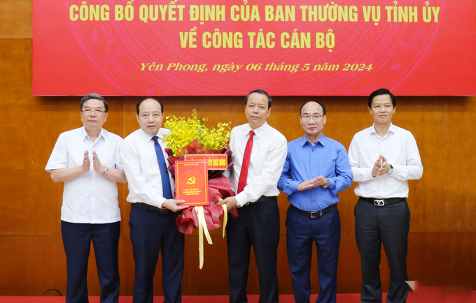 Lãnh đạo tỉnh Bắc Ninh tặng hoa chúc mừng tân Bí thư Huyện ủy Yên Phong Hoàng Bá Huy.