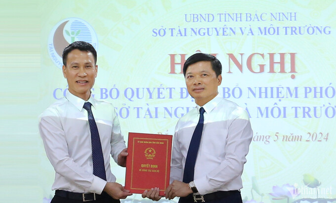 Phó Chủ tịch UBND tỉnh Bắc Ninh Đào Quang Khải trao quyết định cho ông Nguyễn Mạnh Lân.