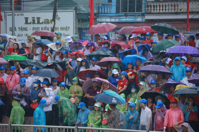 Bất chấp cơn mưa lớn, nhiều người dân vẫn ở lại SVĐ Điện Biên tham dự sự kiện