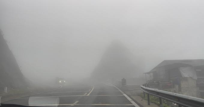Ở thời điểm hiện tại, tầm nhìn của các lái xe bị hạn chế, một số đoạn tuyến trên QL.6 đoạn qua các huyện Mai Châu, Tân Lạc, tỉnh Hòa Bình bị sương mù bao phủ
