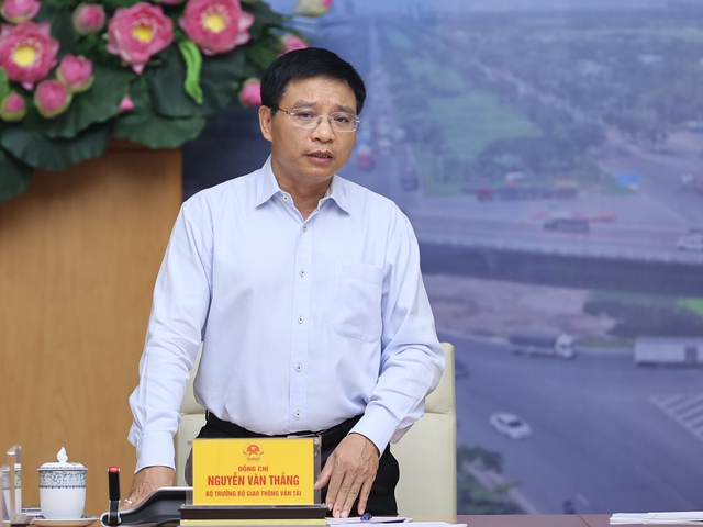 Bộ trưởng Bộ Giao thông vận tải Nguyễn Văn Thắng báo cáo tại Phiên họp