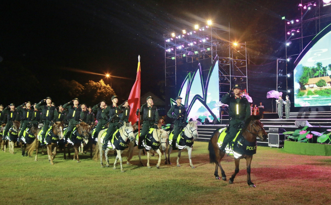 Màn biểu diễn “điều khiển ngựa theo đội hình khối diễu hành” qua khán đài của các Kỵ binh