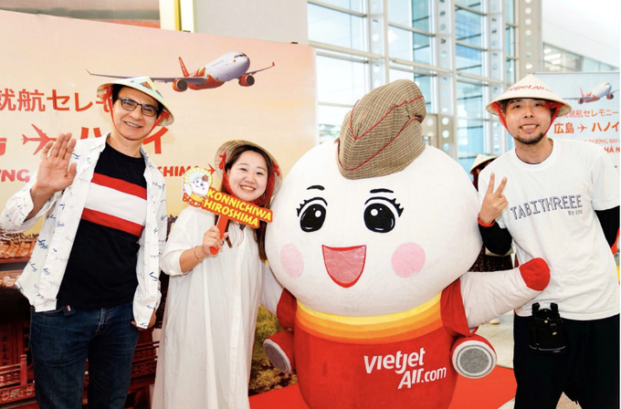 Hành khách trên chuyến bay khai trương đường bay mới nối Hà Nội - Hiroshima
