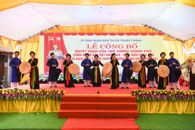 Các liền anh, liền chị hát Dân ca Quan họ Bắc Ninh tại lễ hội tổng Dâu năm 2024.