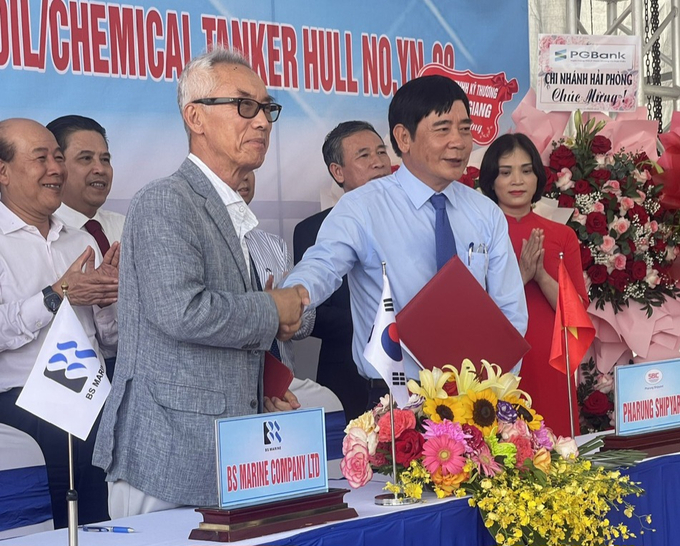 Ông Park Yong Ha, Chủ tịch CT Y-ENTEC và ông Vũ Hữu Chiến, TGĐ CT Đóng tàu Phà Rừng ký kết hợp đồng đóng mới tàu chở dầu/hóa chất 13.000DWT số 8 -YN08. Ảnh: Đinh Huyền.