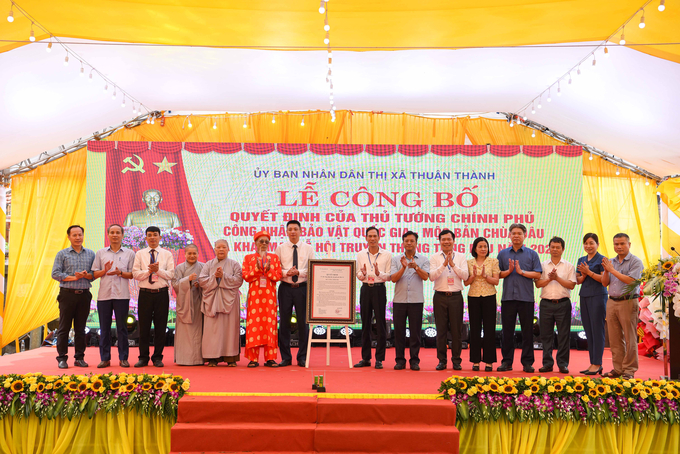 Trao bằng công nhận Bảo vật quốc gia đối với Mộc bản Chùa Dâu cho nhà chùa và chính quyền phường Thanh Khương.