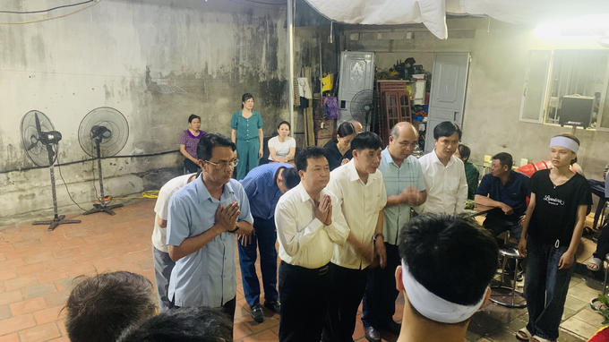 Chủ tịch UBND huyện Tiên Du, tỉnh Bắc Ninh Nguyễn Đại Đồng cùng đại diện Sở Giáo dục và đào tạo, ngành chức năng đến thắp hương, chia buồn, động viên gia đình các em học sinh.