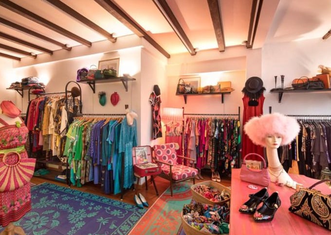 Những bộ sưu tập váy và phụ kiện cổ điển tại cửa hàng Dustbunny Vintage