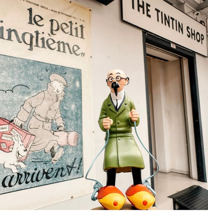 Tượng chàng thám tử nổi tiếng người Bỉ trước cửa hiệu của Tintin Shop Singapore
