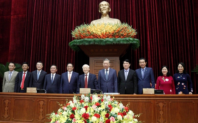 Tổng Bí thư và các đồng chí đại biểu chụp ảnh lưu niệm tại Hội nghị