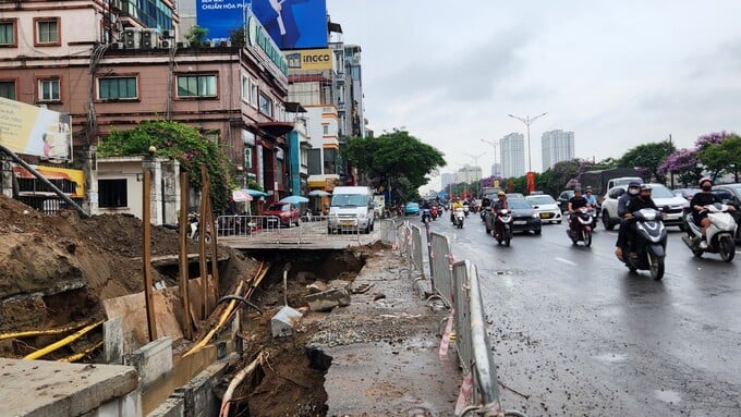 Mặt đường bị đào bới nham nhở; đặc biệt đoạn qua nút giao Giải Phóng - Kim Đồng còn có tình trạng sụt lún lan rộng ra lòng đường. Ảnh chụp ngày 9/5/2024.