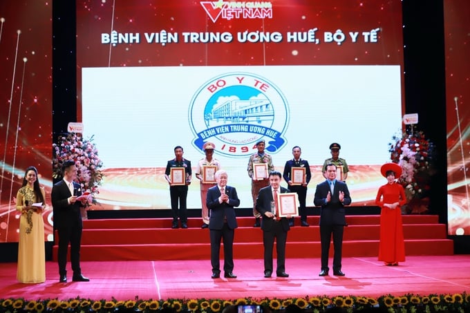 Bệnh viện Trung ương Huế vinh dự là một trong 10 tập thể trên toàn quốc, là đơn vị duy nhất của Ngành Y tế được vinh danh tại chương trình “Vinh quang Việt Nam 2024”.