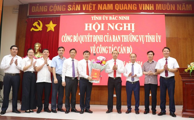 Lãnh đạo tỉnh Bắc Ninh tặng hoa chúc mừng tân Trưởng ban Tuyên giáo Tỉnh ủy.