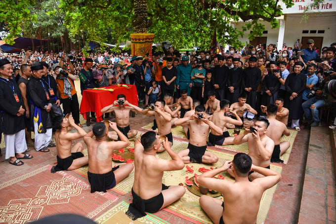16 thanh niên khỏe mạnh tham gia hội vật gọi là quân cầu, được chia làm hai giáp (mỗi giáp 8 người), gọi là giáp trên và giáp dưới tiến hành làm lễ tại sân đền thờ Thánh Tam Giang trước khi vào cuộc.