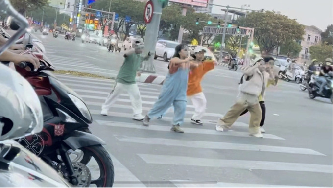 Một clip trẻ em nhảy khi qua đường ngay nút giao thông cầu Rồng, Đà Nẵng