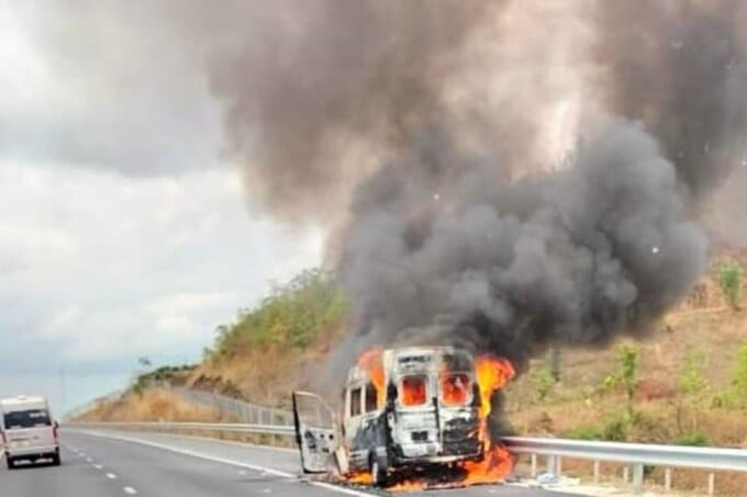 Vụ cháy xe ô tô 16 chỗ limousine xảy ra trên cao tốc Phan Thiết - Dầu Giây, Bình Thuận