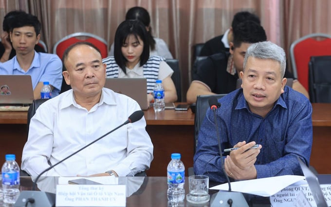 Nguyễn Hoàng Anh, Phó phòng Quản lý vận tải, phương tiện và người lái - Cục Đường bộ Việt Nam (bên phải) chia sẻ