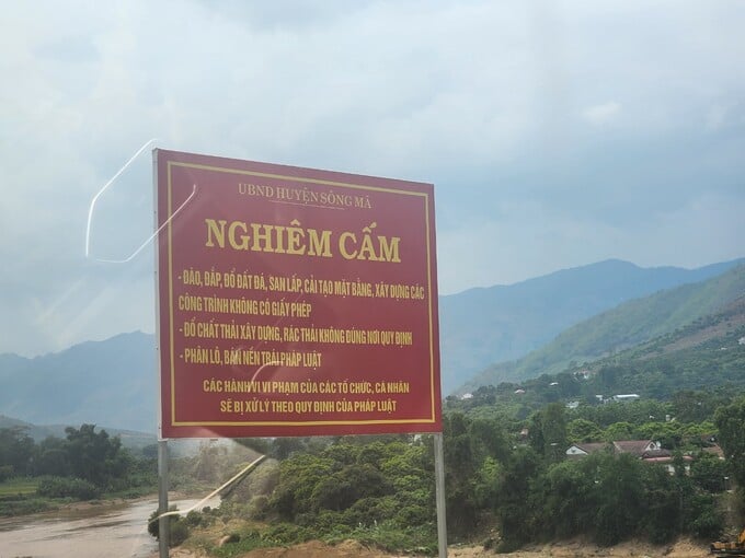 UBND huyện Sông Mã có rất nhiều biển hiệu tuyên truyền trên toàn huyện