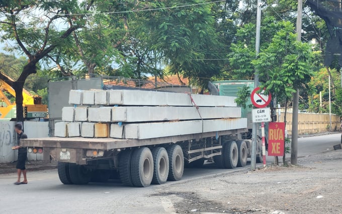 Thậm chí, một số xe còn đi vào đường cấm xe tải trên 3,5 tấn hoạt động.