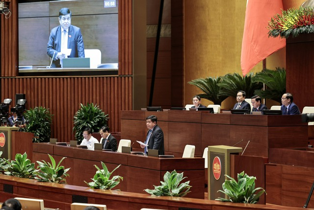 Bộ trưởng Bộ Kế hoạch và Đầu tư Nguyễn Chí Dũng phát biểu giải trình, làm rõ một số vấn đề đại biểu Quốc hội nêu