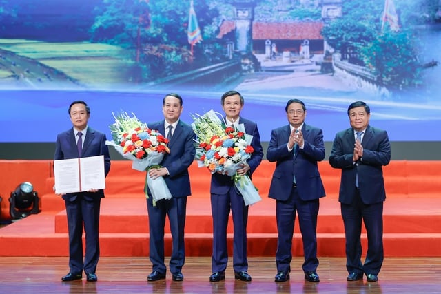 Thủ tướng Chính phủ Phạm Minh Chính và Bộ trưởng Bộ Kế hoạch và Đầu tư Nguyễn Chí Dũng trao Quyết định phê duyệt Quy hoạch tỉnh Ninh Bình thời kỳ 2021 - 2030, tầm nhìn đến năm 2050 cho lãnh đạo tỉnh Ninh Bình