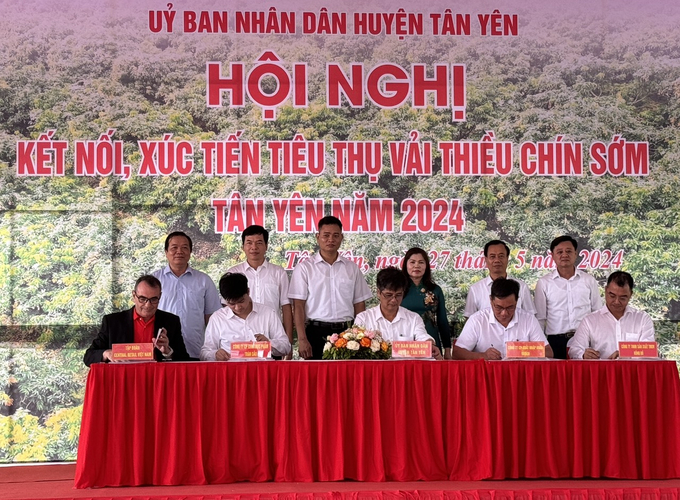 Các đại biểu và lãnh đạo tỉnh Bắc Giang chứng kiến lễ ký kết biên bản thỏa thuận hợp tác tiêu thụ và xuất khẩu vải thiều năm 2024.