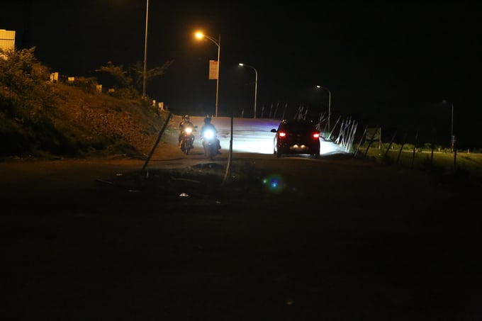 Không dây phản quang cảnh báo, không đèn chớp đỏ, người tham gia giao thông giật mình trước 2 cọc tre được cắm giữa đường tại đê Yên Nội